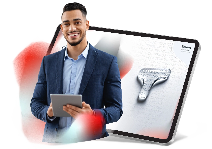 Un uomo sorridente con un tablet in mano si trova davanti a un'immagine di un tablet che mostra la prima pagina di Talent Trends.