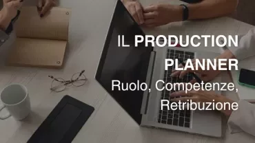 Scrivania con laptop, taccuino e tazza di caffè.