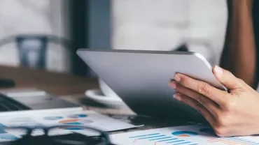 Banchiere consulta i dati