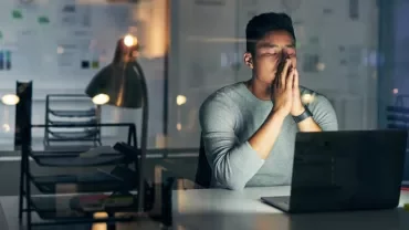 Professionista riflette sul suo work life management