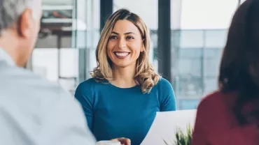 Professionisti discutono della parità di genere al lavoro