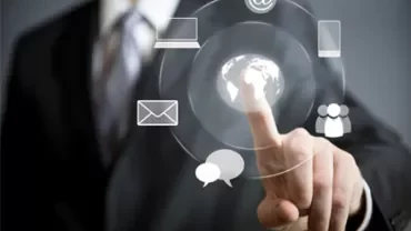 Persona in abito seleziona icona digitale con dito su schermo touch