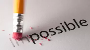 Una gomma cancella parte della parola 'impossible'.