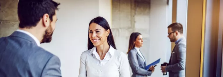 Persone che parlano in un ufficio moderno.