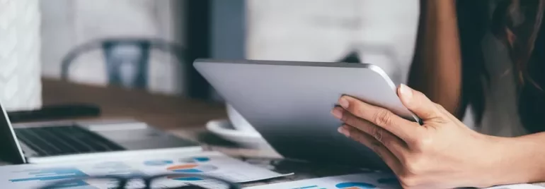 Banchiere consulta i dati