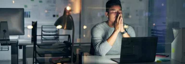 Professionista riflette sul suo work life management