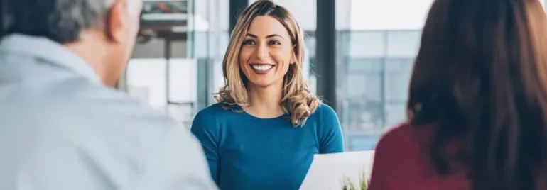 Professionisti discutono della parità di genere al lavoro