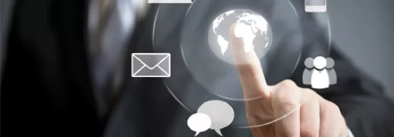 Persona in abito seleziona icona digitale con dito su schermo touch