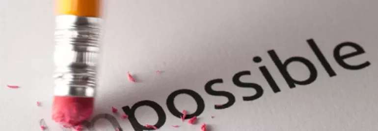 Una gomma cancella parte della parola 'impossible'.