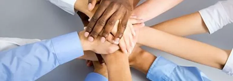 Mani unite in un cerchio che mostrano collaborazione.