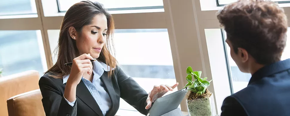 Due persone in discorso d'affari in ufficio moderno.