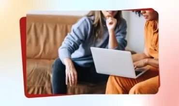 Tessera promozionale tratta da Talent Trends 2026 che raffigura due donne mentre indicano lo schermo di un computer